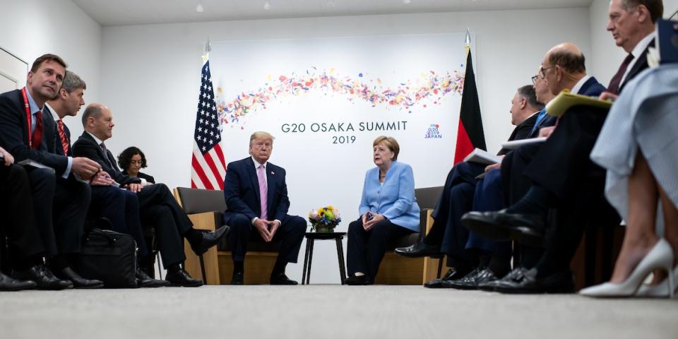 Donald Trump (Mitte, links) und Angela Merkel (Mitte, rechts) mit ihren Delegationen am Rande des G 20-Gipfels in Japan.