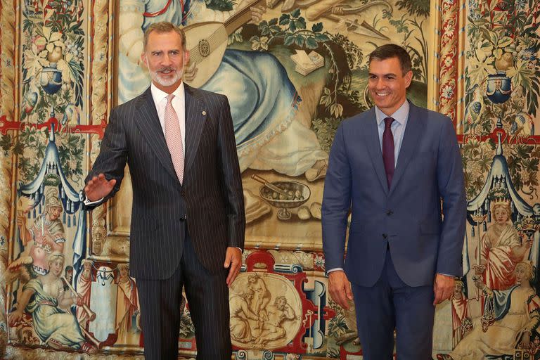 El Rey Felipe VI (i) y el presidente del Gobierno, Pedro Sánchez (d), a su llegada a su reunión en el Palacio de la Almudaina, a 2 de agosto de 2022, en Palma de Mallorca, Mallorca, Islas Baleares (España)