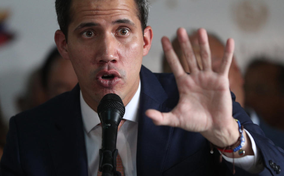 El líder opositor y presidente interino de Venezuela, Juan Guaidó, da una conferencia de prensa sobre la detención de un legislador de la oposición el Caracas, Venezuela, el jueves 9 de mayo de 2019. (AP Foto/Martin Mejia)