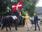 Einmal mehr kam die dänische Königsfamilie am Sonntag auf Schloss Ravenstein für die "Ringsted Horse Ceremony" zusammen. Dabei wurde eindrucksvoll deutlich, dass ein bisschen Regen Königin Margrethe und ihrem Clan ganz und gar nichts ausmacht. Vor allem das royale Oberhaupt stahl mit seinem gelb-floralem Regencape allen die Show – nicht das erste Mal. (Bild-Copyright: Nieboerg/PPE/ddp Images)