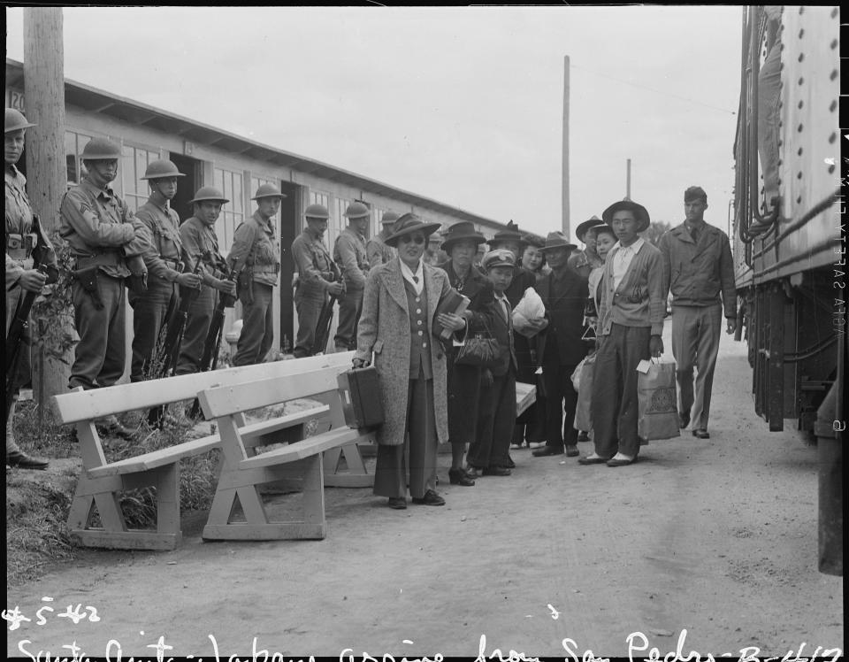 Japanischstämmige Familien bei der Ankunft in einem Zwischenlager in Santa Anita (Bild: U.S. National Archives and Records Administration)