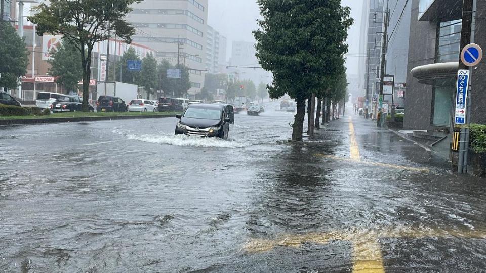 鴻雁颱風雖減弱，但仍引入大量潮濕水氣，日本網友無奈表示茨城縣水戶市變成一片「水樂園」。（圖／翻攝自@NRTsx70推特）