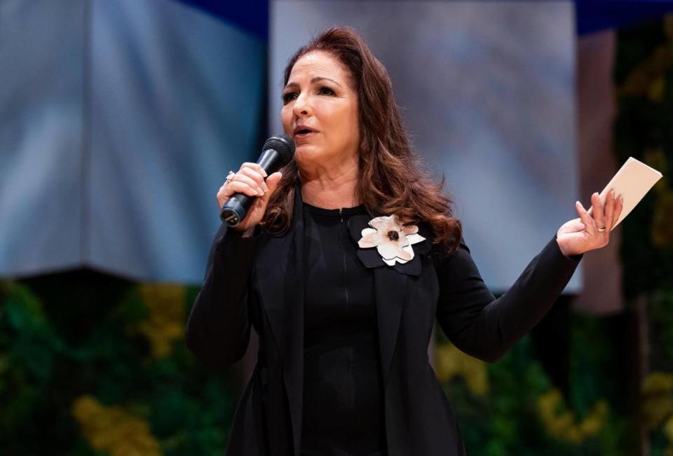 Gloria Estefan presenta a la vicepresidenta Kamala Harris antes de que mantengan una conversación durante la conferencia Aspen Ideas: Climate, en el New World Center, el miércoles 8 de marzo de 2023, en Miami Beach.