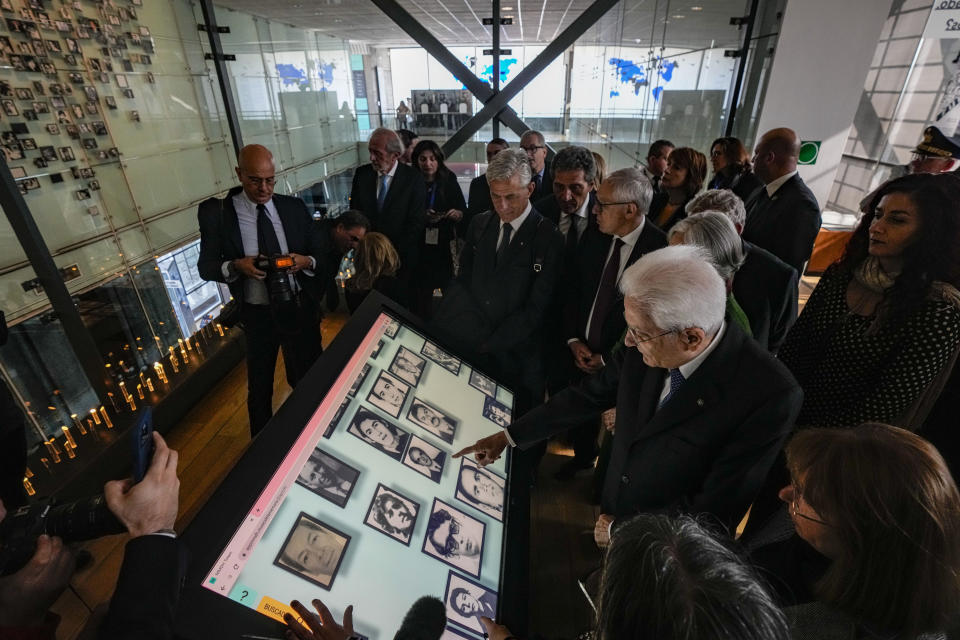 El presidente de Italia, Sergio Mattarella, apunta a una foto de Omar Ventureli, un desaparecido durante la dictadura de Augusto Pinochet, en una visita al Museo de la Memoria y los Derechos Humanos, en Santiago, Chile, el martes 4 de julio de 2023. Mattarella está en Chile por una visita oficial de dos días. (AP Foto/Esteban Félix)