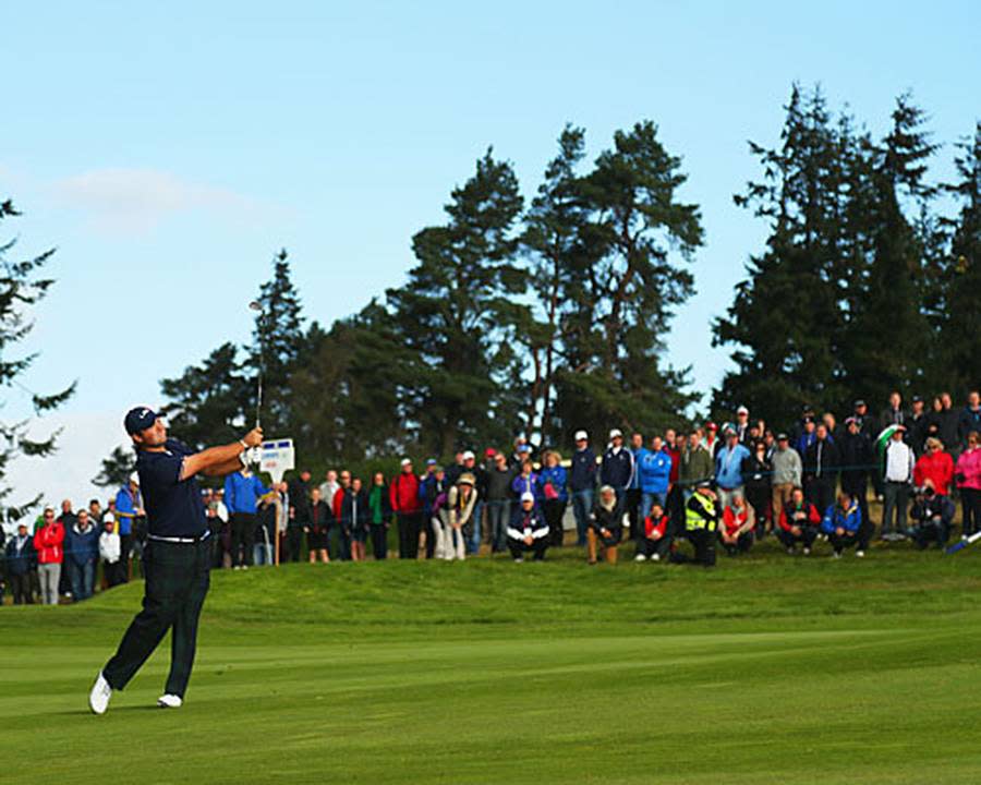 Patrick Reed versucht sich vor begeisternder Kulisse an einem weiten Schlag