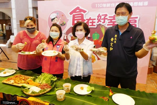 宜蘭縣政府辦理新住民生活適應輔導「食在好幸福」文化分享暨成果發表會。縣長林姿妙體驗異國美食DIY，展現成果。（記者董秀雲攝）