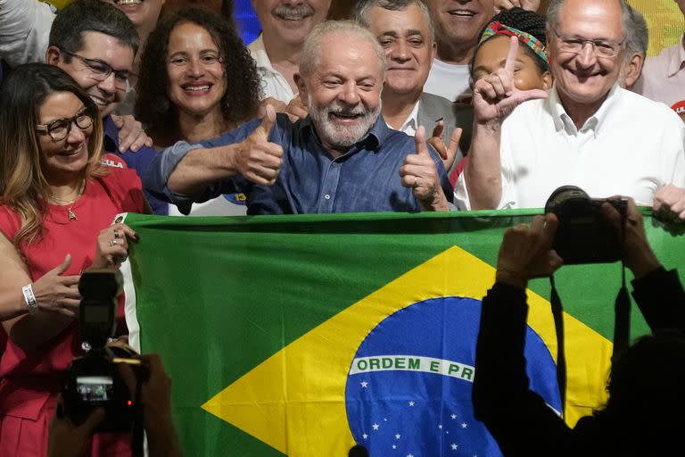 El expresidente brasileño Luiz Inácio Lula da Silva celebra con su esposa Rosangela Silva, izquierda, y su compañero de fórmula Geraldo Alckmin, derecha, después de que la autoridad electoral dijera que derrotó al titular Jair Bolsonaro para convertirse en el próximo presidente del país, en Sao Paulo, Brasil, el domingo 30 de octubre de 2022.
