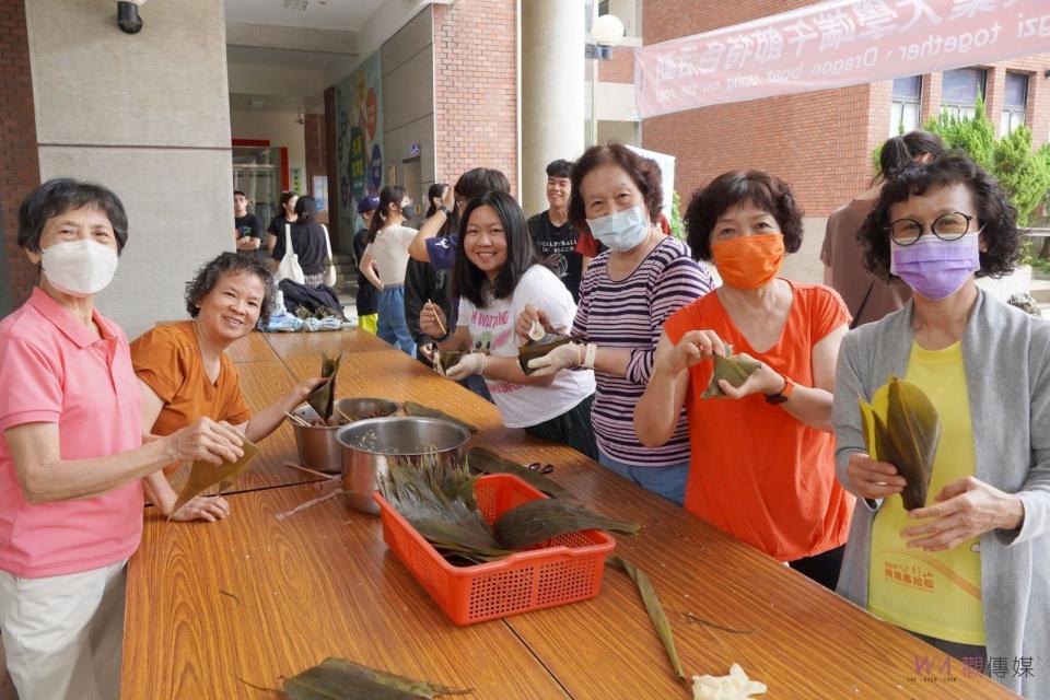 ▲大葉大學長青大學阿媽傳承包粽技巧。（記者陳雅芳攝）