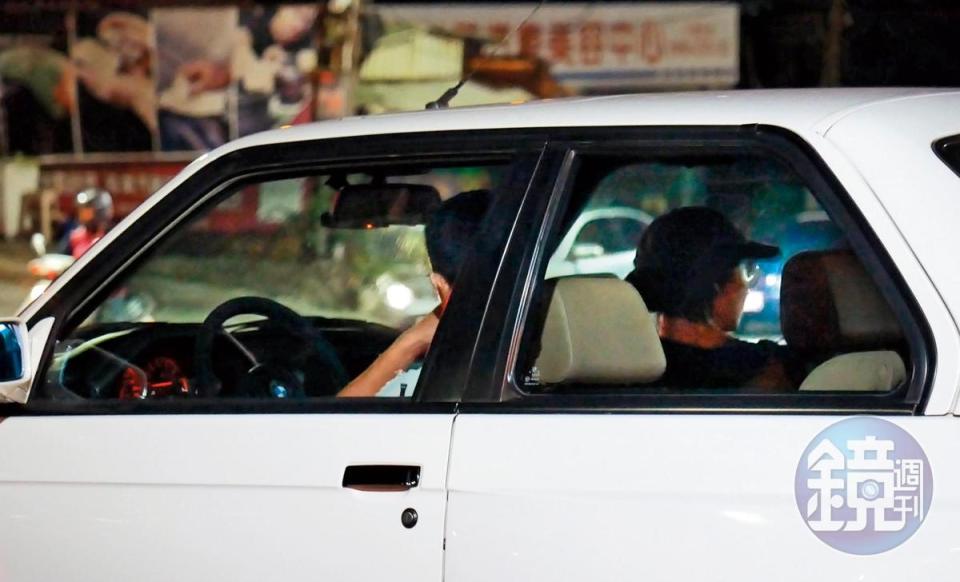 21:31 載緋聞女友，邱澤（左）電眼變雷達，忙著和張鈞甯聊天，張也忙著掃射四周是否有跟拍。