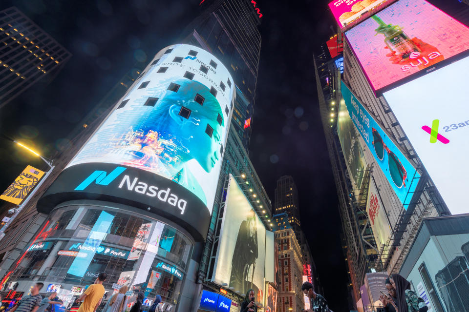 Natbillede af skyskrabere og NASDAQ-bygning på Time Square den 30. juli 2018 i New York, NY. Times Square er den mest besøgte turistattraktion i verden.