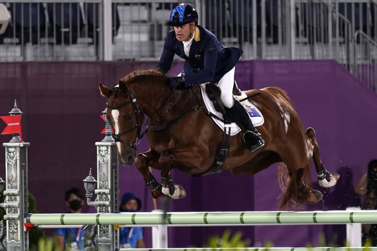 El australiano Andrew Hoy, montando a Vassily de Lassos, compite durante el salto ecuestre en el Parque Ecuestre de Tokio en los Juegos Olímpicos de Verano de 2020, el lunes 2 de agosto de 2021 en Tokio, Japón.