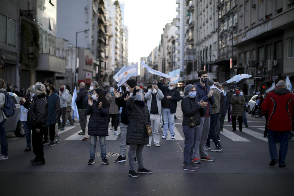 Argentinos se manifiestan en demanda de que el gobierno termine la larga cuarentena que impuso para intentar frenar el nuevo coronavirus en Buenos Aires, Argentina, el jueves 9 de julio de 2020. (AP Foto/Natacha Pisarenko)