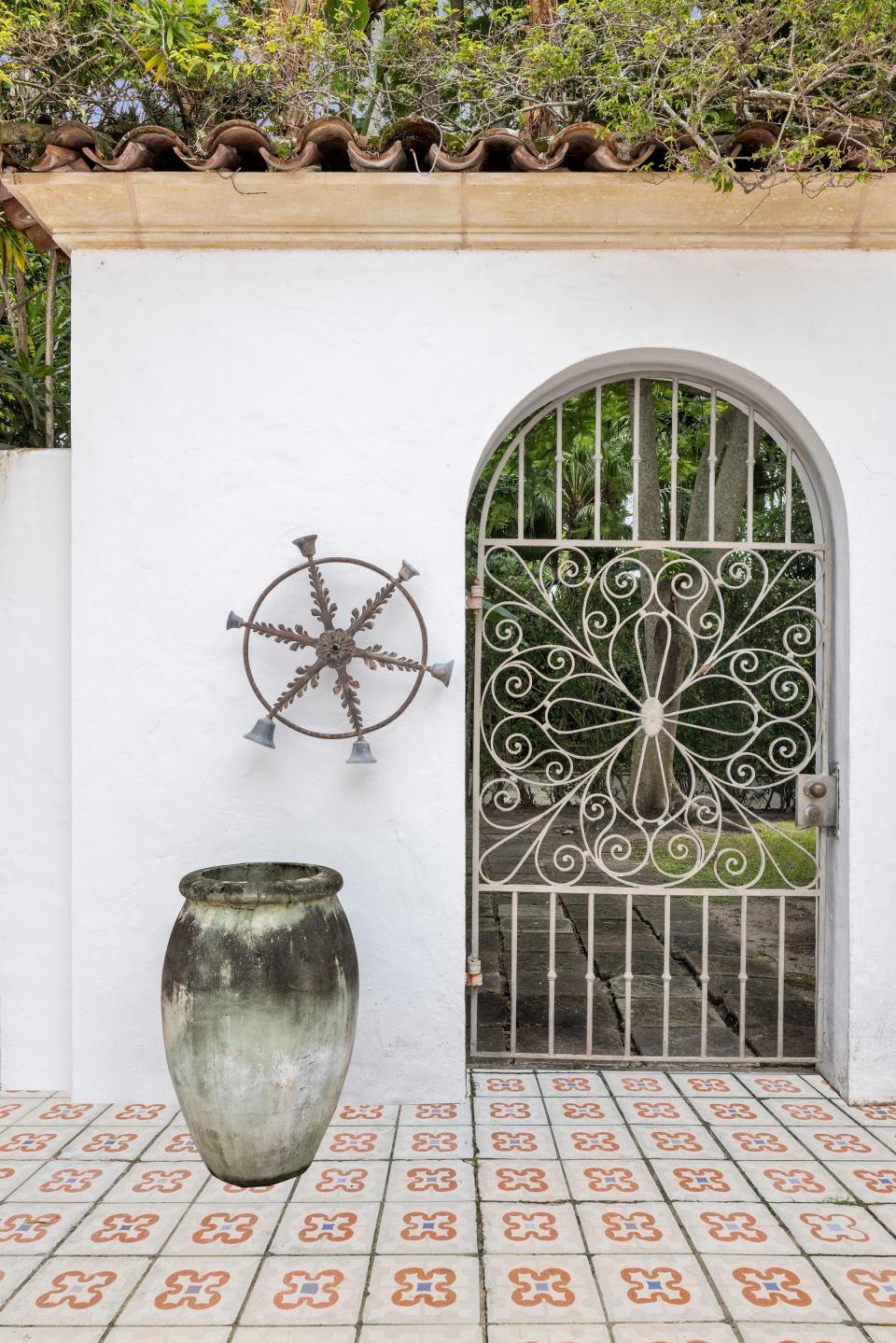 A revolving metal wheel with bells – the house’s “doorbell” – is mounted on the courtyard wall by the entrance gate.