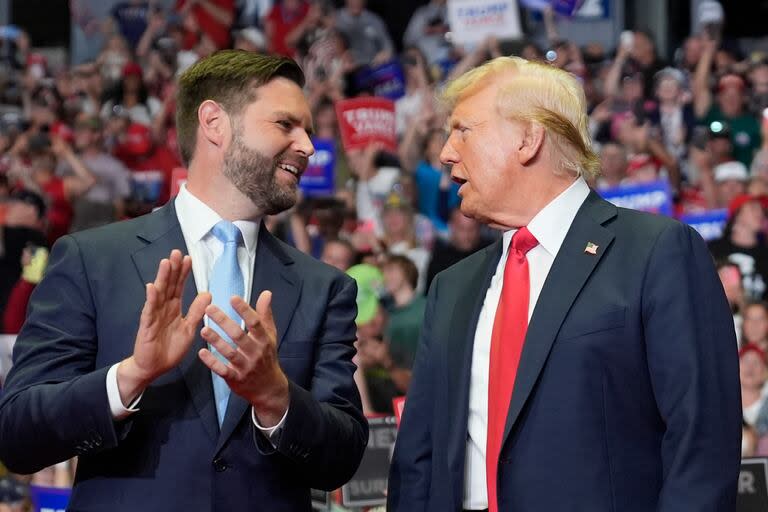 El candidato presidencial y expresidente republicano, Donald Trump, y el candidato a la vicepresidencia, el senador JD Vance, representante de Ohio, llegan a un mitin de campaña el sábado 20 de julio de 2024, en Grand Rapids, Michigan. (AP Foto/Evan Vucci)