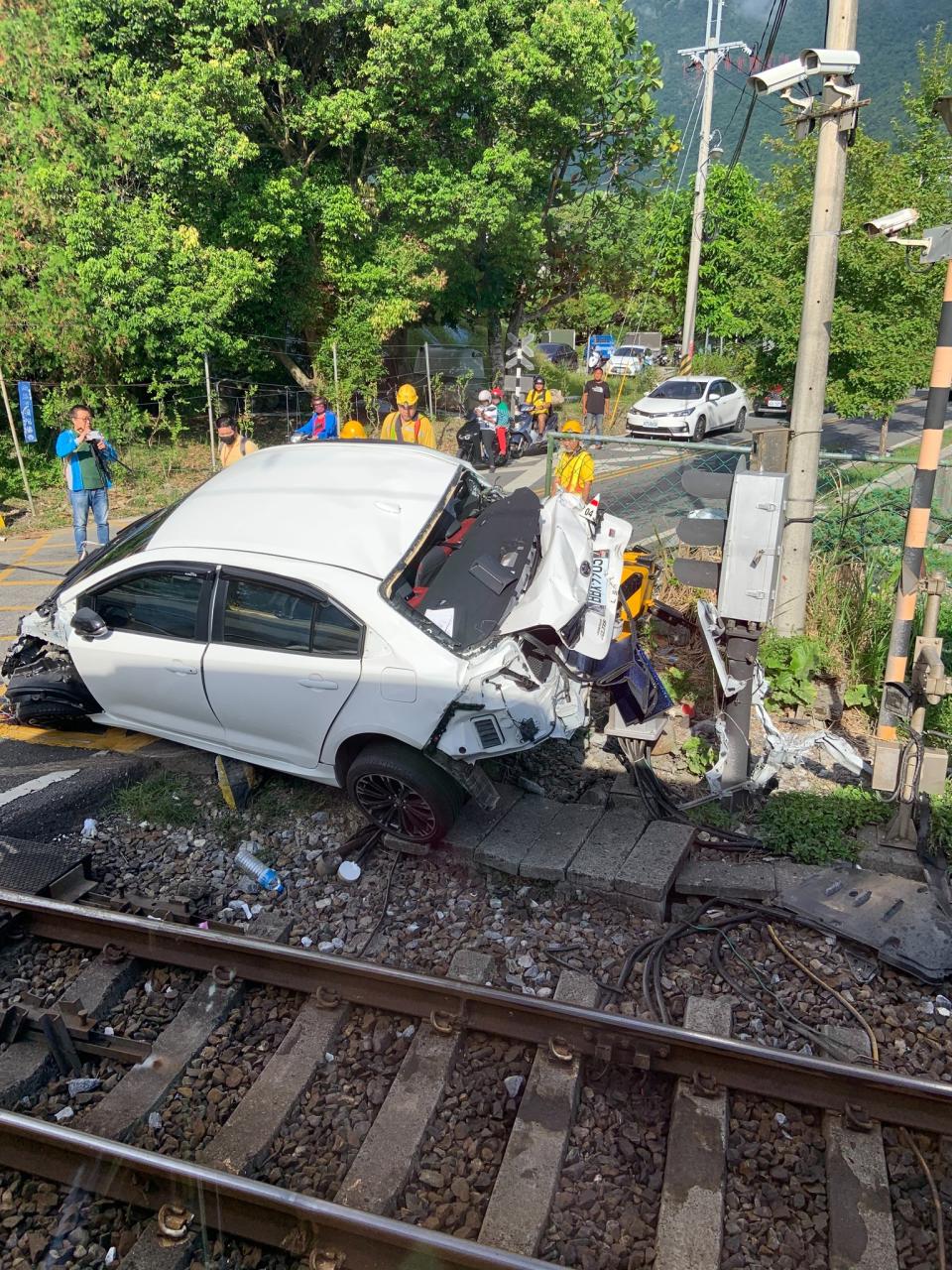 花蓮一名約20歲男子8月21日開車穿越秀林鄉佳民村平交道時，撞上行進間太魯閣號列車，所幸個人僅輕傷被警消送醫，肇事男子酒駕，後依公共危險罪移送偵辦。（圖取自台灣便當管理局-附屬鐵路部Facebook）