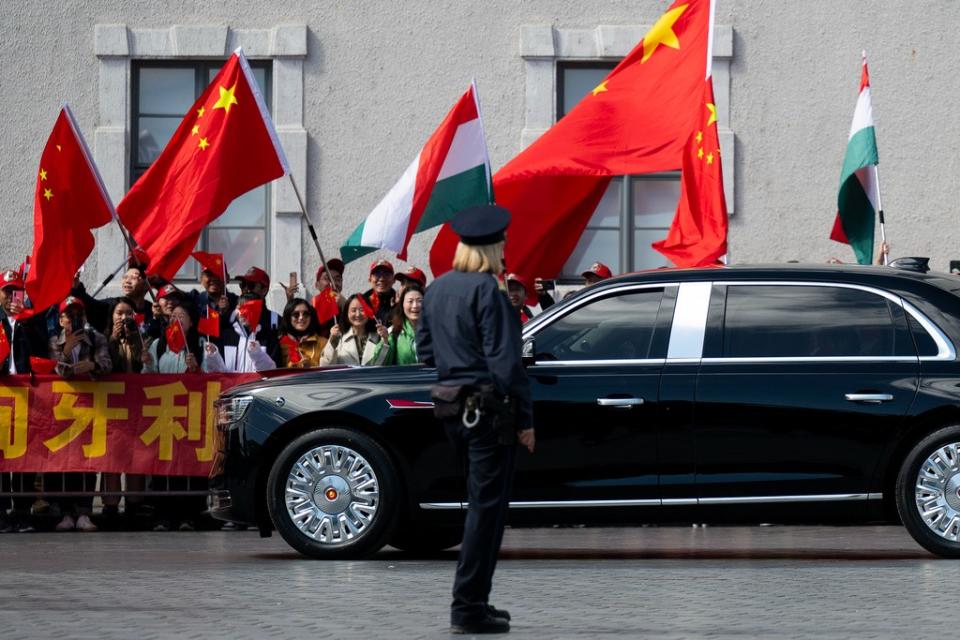 匈牙利布達佩斯街頭有一群人頭戴紅色棒球帽並揮舞中國國旗迎接中國國家主席習近平車隊。這群「小紅帽」還阻擋拿著西藏雪山獅子旗的示威者。美聯社
