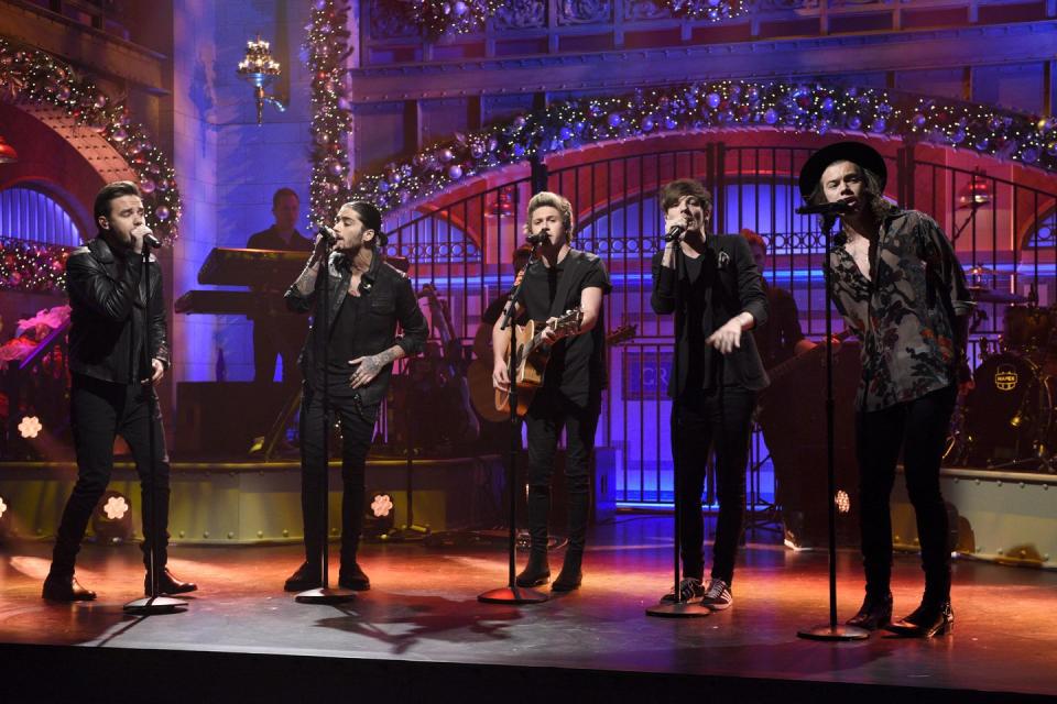 one direction band members liam payne, zayn malik, niall horan, louis tomlinson and harry styles sing