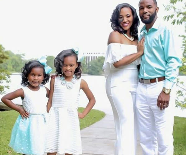 <p>Ferrin pose avec toute sa petite famille sur cette photo, prise par un photographe professionnel.<br> Crédit photo : Ferrin Roy </p>