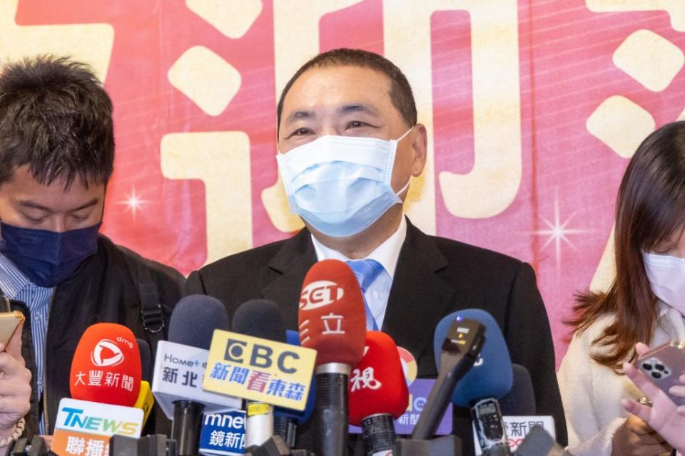 新北市長侯友宜三十日被問到二０二四年是否「乘風破浪」帶領大家更好？他表示，新北市府團隊將全力以赴接受挑戰，讓新北市轉變為國際先進的大城市。（記者蔡琇惠攝）