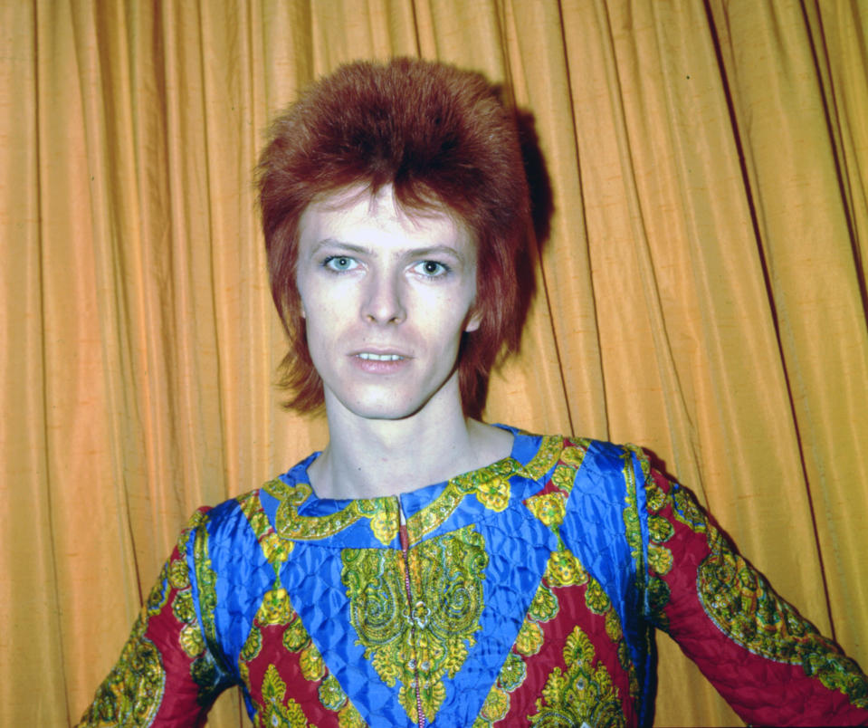 NEW YORK - 1973: Rock and roll musician David Bowie poses for a portrait dressed as 'Ziggy Stardust' in a hotel room in 1973 in New York City, New York. (Photo by Michael Ochs Archives/Getty Images) 