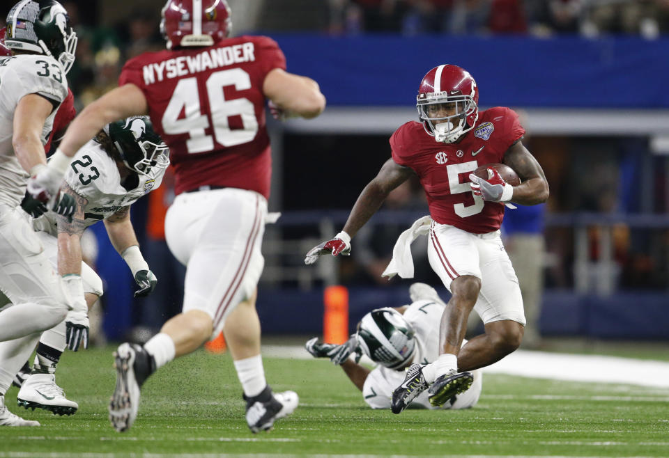 Dec 31, 2015; Arlington, Mandatory Credit: Matthew Emmons-USA TODAY Sports