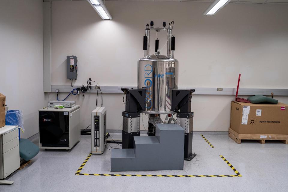 合成藥物除了人力，還必須靠高磁場光譜儀核磁共振（nuclear magnetic resonance, NMR）檢測。圖為國衛院的NMR儀器。（攝影／許𦱀倩）