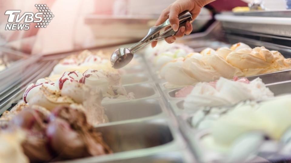 網友同事撞見客人用洗挖冰杓的水洗假牙。（示意圖／shutterstock達志影像）