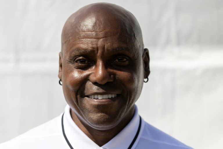 L'ancien champion américain du sprint Carl Lewis lors d'un entretien avec l'AFP, le 20 avril 2024 à Walnut (Californie), en marge des Mt. SAC Relays (ETIENNE LAURENT)