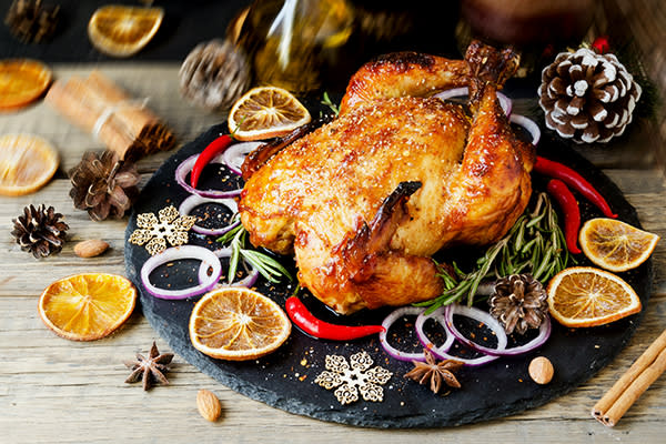 El pavo no puede faltar en la cena de Acción de Gracias, y el rellno aparte tampoco. Foto: Victoria Agureeva / Getty Images.