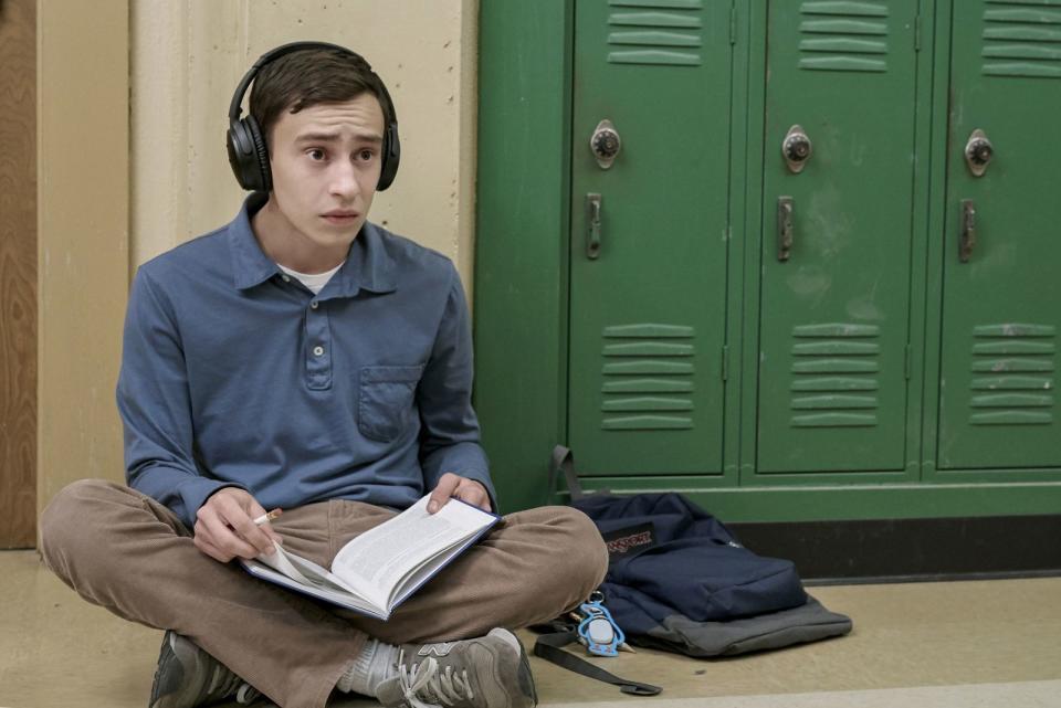 Sam (Keir Gilchrist) ist schnell von seiner Umgebung überfordert. Seine Kopfhörer helfen ihm in der Netflixserie "Atypical", Ruhe zu bewahren. (Bild: Greg Gayne / Netflix)