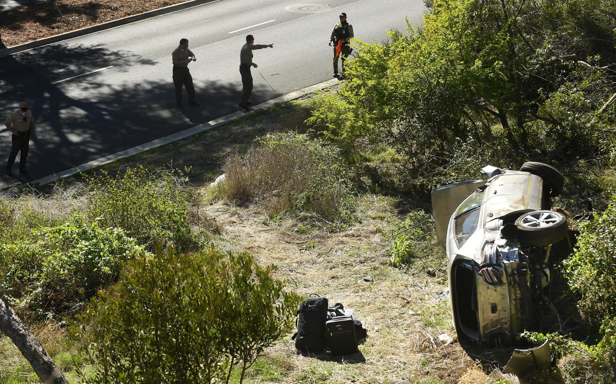 L.A. County Sheriff's officers investigate an accident involving Tiger Woods in Ranch Paos Verdes Tuesday. (Wally Skalij/Los Angeles Times via Getty Images)