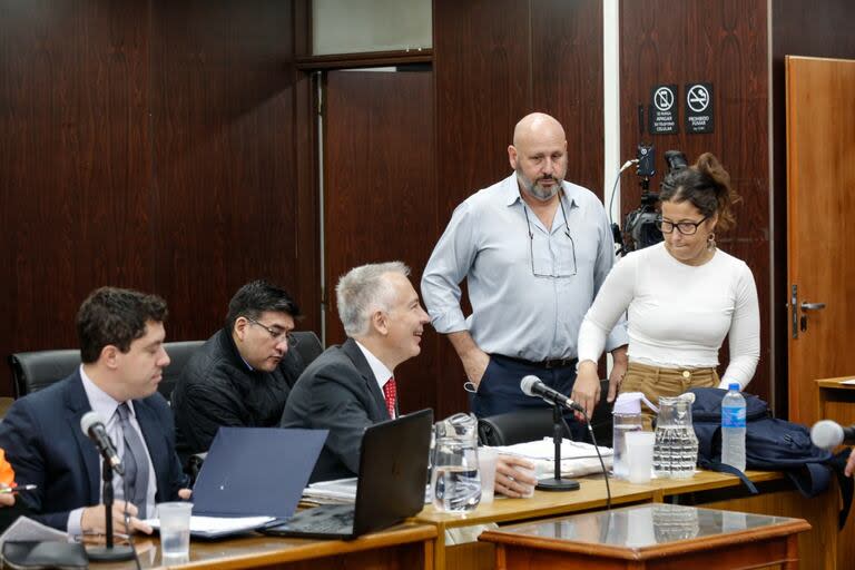 El Dr. Campos, de pie, y su colega, Toro Solano, sentado a su derecha, dos de los médicos imputados