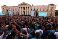 Simpatizantes del candidato presidencial para la Gran Alianza por la Unidad Nacional, GANA, Nayib Bukele, asisten a un evento público en la plaza Gerardo Barrios en San Salvador, El Salvador, el sábado 26 de enero de 2019. (AP Foto/Salvador Melendez)