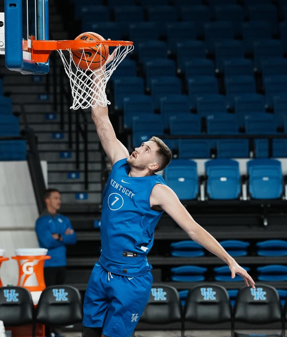 Kentucky's Andrew Carr (7) dunks during the UK Pro Day event inside the Memorial Coliseum in Lexington, Ky. on Oct. 7, 2024.