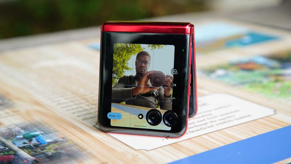 Camera viewfinder on the Razr+ cover screen