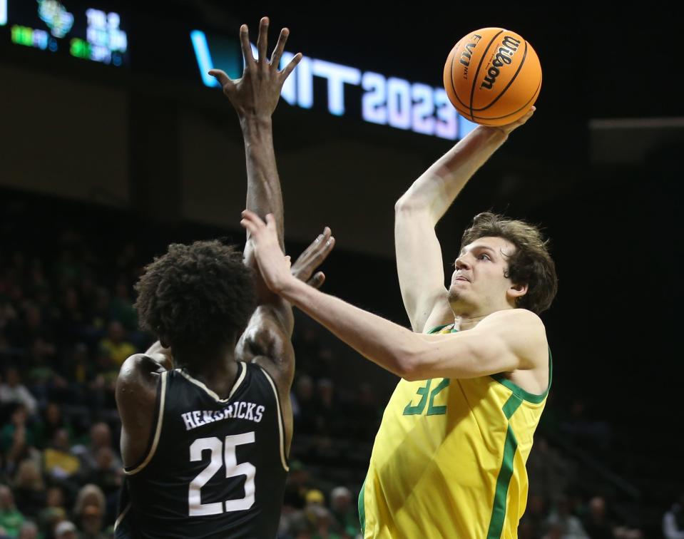 Oregon's Nate Bittle, right, goes up for a shot against Central Florida's Taylor Hendricks, left, during the second half of their NIT second-round game.