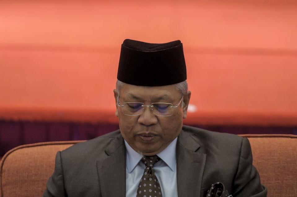 Umno supreme council member Tan Sri Annuar Musa has accused his party’s senior leadership of 'manipulating' its own grassroots  — Picture by Shafwan Zaidon