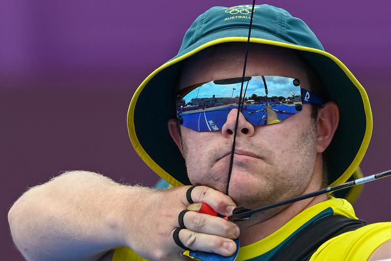 El australiano Ryan Tyack compite en las eliminaciones por equipos masculinos durante los Juegos Olímpicos de Tokio 2020 en el Yumenoshima Park Archery Field en Tokio el 26 de julio de 2021