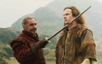 Seit Jahrhunderten liefert sich der unsterbliche Krieger Connor "Highlander" MacLeod (Christopher Lambert, rechts, mit Sean Connery) blutige Schwertkämpfe mit seinen Widersachern. Immer geht es dabei um eine Trophäe, die das Wohl der Menschheit repräsentiert. Im Manhattan des 20. Jahrhunderts treten die beiden noch verbliebenen Helden in der Fantasy-Action-Mischung "Highlander - Es kann nur einen geben" (1986) zum ultimativen Kampf an. (Bild: 20th Century Fox Film Corporation)