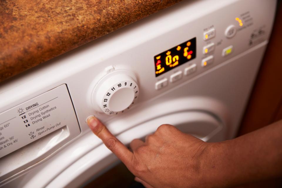 Ein Großteil der Deutschen nutzt den Eco-Modus bei Wasch- und Spülmaschinen, um Energie zu sparen. - Copyright: getty images
