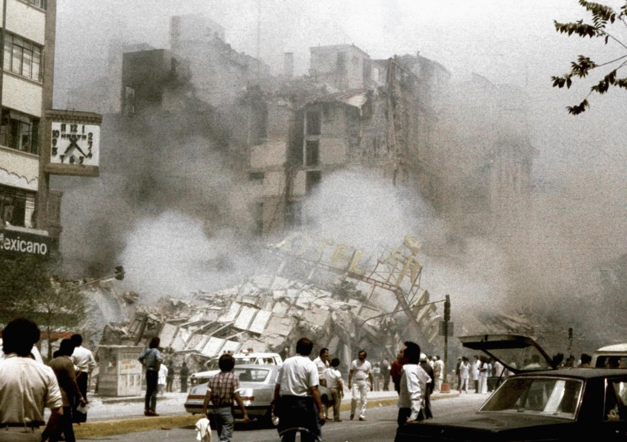 Hotel Regis in Mexico City's central Alameda park square collapses after an earthquake in this September 19, 1985 file photo. The 1985 Mexico City earthquake, measuring a giddy 8.1 on the Richter scale, caught Mexico off guard, killing thousands as it toppled housing blocks and office buildings in a city built on the soft mud left by a dried-up pre-Hispanic lake.Some 12,000 people are believed to have died in this earthquake, with another 40,000 injured. President Vicente Fox will host a memorial service on September 19, 2005 for the victims as the country marks the quake's 20th anniversary. Photo taken on September 19, 1985. REUTERS/Daniel Aguilar/File  DA/VP