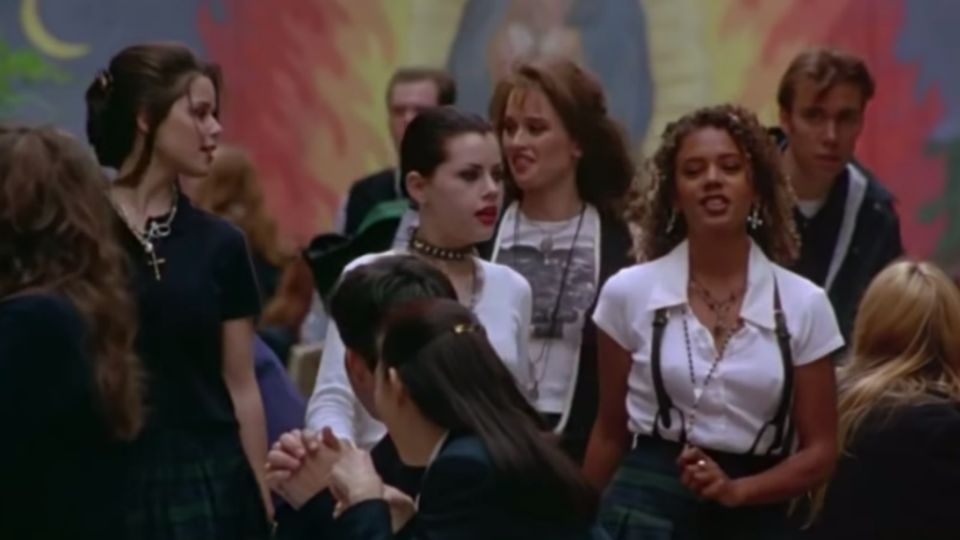 Robin Tunney, Fairuza Balk, Neve Campbell y Rachel Tune en ‘The Craft’. Foto: <a href="https://www.youtube.com/watch?v=SxEqB--5ToI" rel="nofollow noopener" target="_blank" data-ylk="slk:Youtube/ScreamFactoryTV;elm:context_link;itc:0;sec:content-canvas" class="link ">Youtube/ScreamFactoryTV</a>