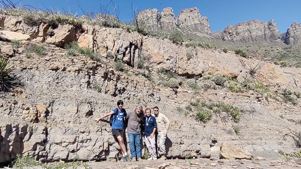 Bermúdez y sus colegas frente a rocas en El Papalote en México