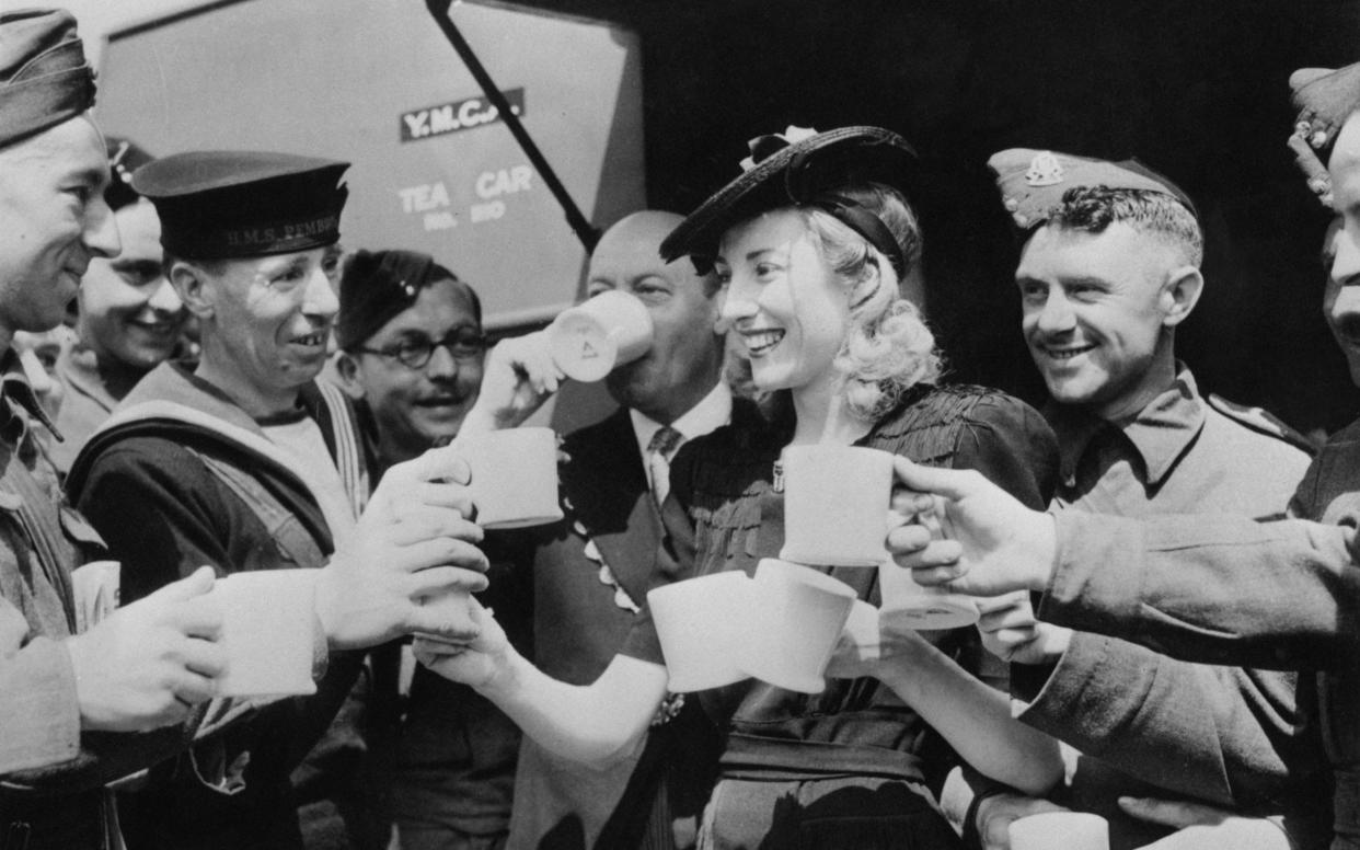 Vera Lynn hands out cups of tea to servicemen - Keystone/Hulton Archive