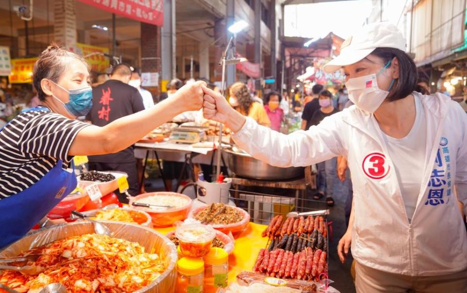 柯志恩傳統市場掃街儼然買菜行程滿滿祝福。（記者許正雄翻攝）