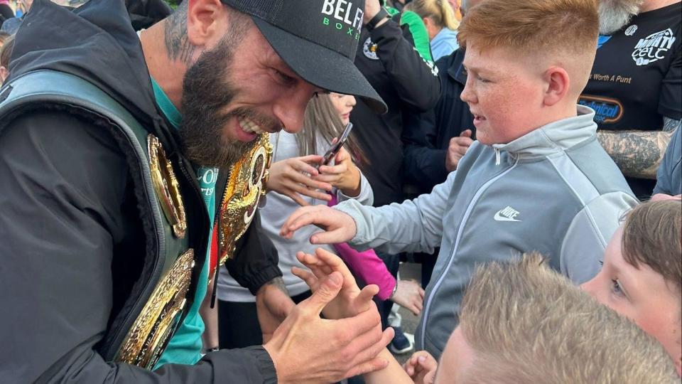El campeón mundial de boxeo Anthony Cacace recibió una bienvenida de héroe a su regreso al oeste de Belfast el lunes.