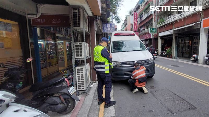 北市郭男將救護車違停黃線上遭盤查，赫然發現車牌及駕照全被註銷。（圖／翻攝畫面）