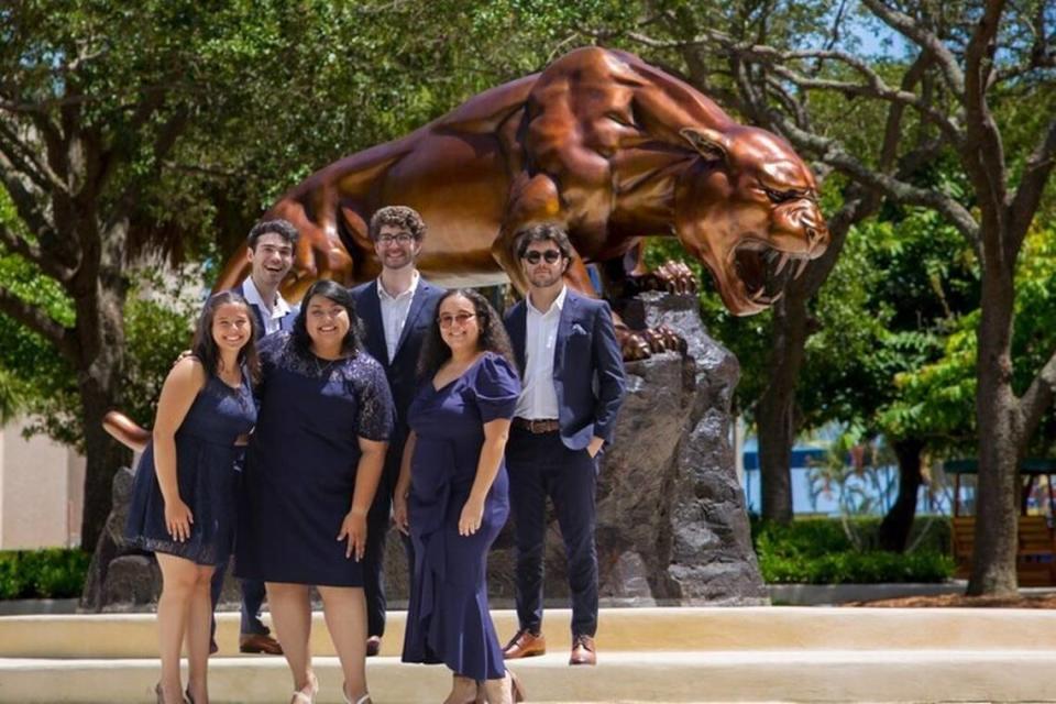 Conjunto vocal de jazz de FIU en Centro de artes escénicas Wertheim. Cortesía