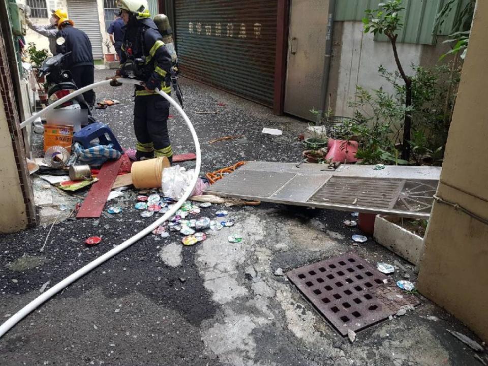 鳳山區發生民宅煮食不慎氣爆意外，一名六十多歲男子臉部及雙手燒燙傷。（記者鐘敏綺翻攝）