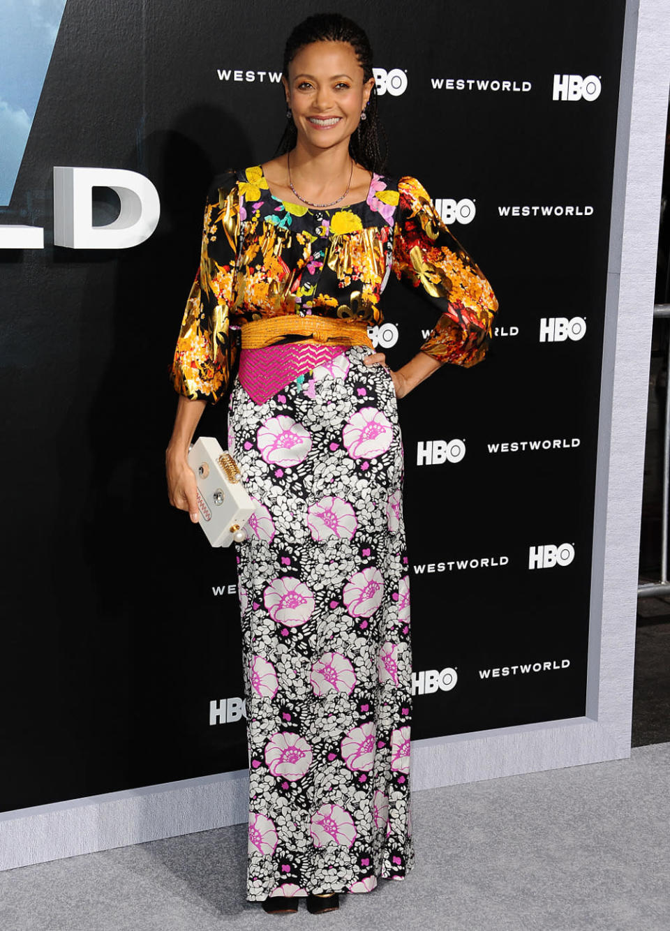 Und dabei kann Extravaganz – wie Schauspielerin Thandie Newton auf der „Westworld“-Premiere in Hollywood in diesem aufregenden Entwurf von Duro Olowu samt fresher Clutch von Charlotte Olympia bewies – so wunderbar sein! (29. September 2016, Bild: Getty Images)